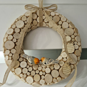 Naturalny wianek drewniany wiosenno- wielkanocny.