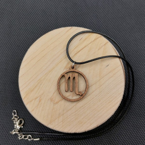Naszyjnik wisiorek drewniany ZNAK ZODIAKU SKORPION