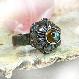 Srebrny pierścionek z labradorytowym akcentem a911-1