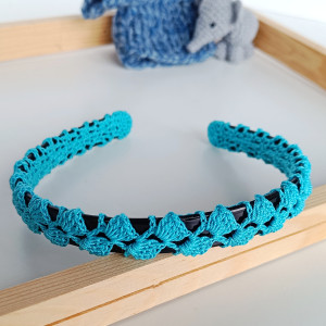 opaska zdobiona wiosennym szydełkowym splotem