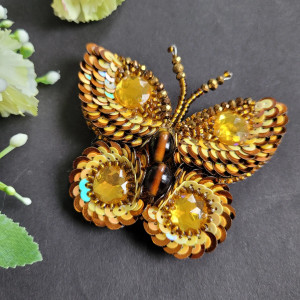 Broszka "Motyl żółto-brązowy" haftowana zdobiona koralikami i cekinami