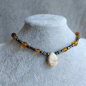 Naszyjnik z howlitem i hematytem