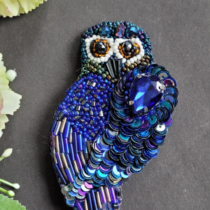 Broszka "Sowa granatowa" haftowana zdobiona koralikami i cekinami