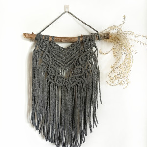 Ręcznie Wykonana Makrama Ścienna z Suszoną Trawą – Naturalna Dekoracja Twojego Wnętrza