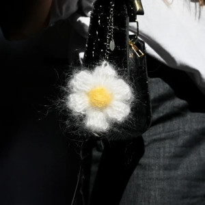 Ręcznie robiony breloczek Daisy z moheru