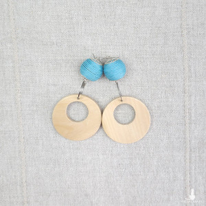 6675 duże, długie, niebiesko-beżowe kolczyki;