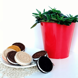 Szydełkowe ciasteczko - brelok