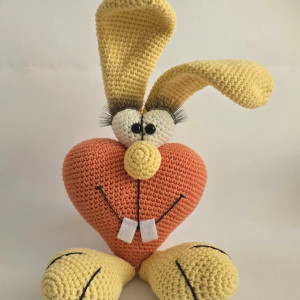 Zakochany szalony królik maskotka amigurumi