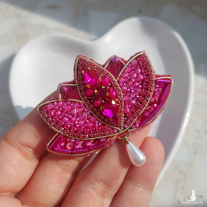 Wiosenna broszka KWIAT LOTOSU w kolorze fuksji