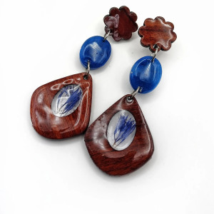 Ręcznie Wykonane Kolczyki z Drewna i Żywicy z Chabrem