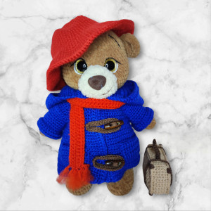 Maskotka miś Paddington na szydełku.