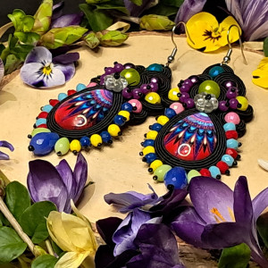 Demeter - czarne z kolorowymi akcentami kolczyki sutasz