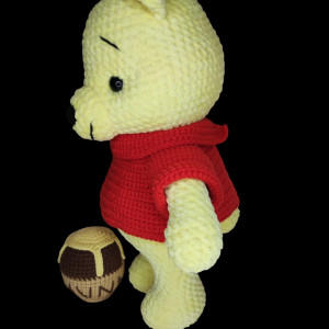 Maskotka Kubuś Puchatek na szydełku.