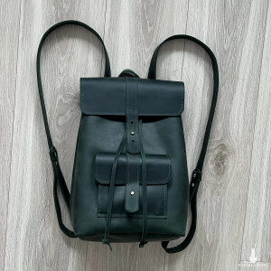 Zielony plecak wykonany ze skóry „Crazy Horse”.