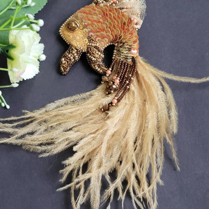 Broszka "Magiczna złota rybka" haftowana zdobiona kryształkami, koralikami, cekinami