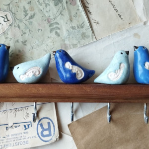 Wieszak z miętowo-granatowymi ptaszkami