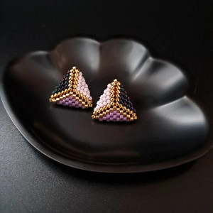 Fioletowe Geometryczne Kolczyki na Sztyfcie Utkane z Koralików w Kształt Trójkąta