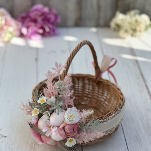 Koszyk na Wielkanoc, wiklinowy koszyczek z pisankami