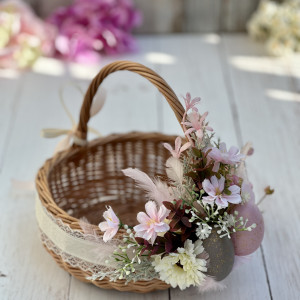 Koszyk na Wielkanoc, wiklinowy koszyczek z dekoracją