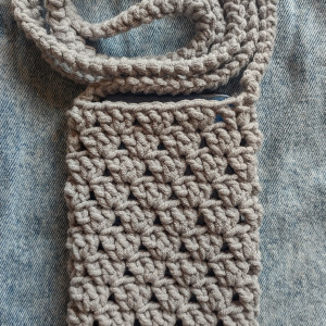 Szare etui na telefon