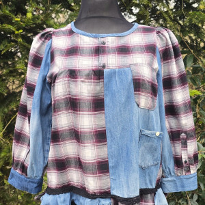 Bluzka w stylu boho, jeans i flanela, bardzo szerokie rękawy, koronka i falbanka