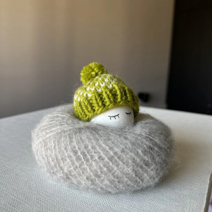 Czapeczka z pomponem na jajka wielkanocne - 1 szt.