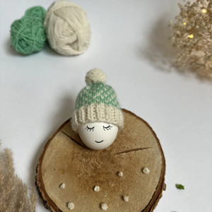 Czapeczka z pomponem na jajka wielkanocne - 1 szt.