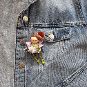 Zielona broszka i srebrne koraliki