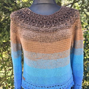 Atrakcyjny sweterek brązowo niebieski z ozdobnym karczkiem –  szydełko