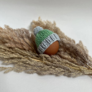 Czapeczka z pomponem na jajka wielkanocne - 1 szt.