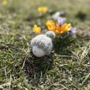 Czapeczka z pomponem na jajka wielkanocne - 1 szt.