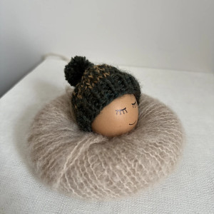 Czapeczka z pomponem na jajka wielkanocne - 1 szt.