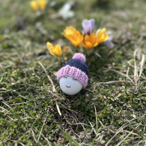 Czapeczka z pomponem na jajka wielkanocne - 1 szt.