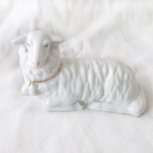 vintage figurka z porcelany, vintage owieczka, retro figurka porcelanowa, retro porcelana, vintage figurka owieczki, cała figurka z owieczką
