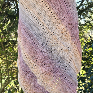 Oryginalna, duża chusta z intrygującą bordiurą, szydełko