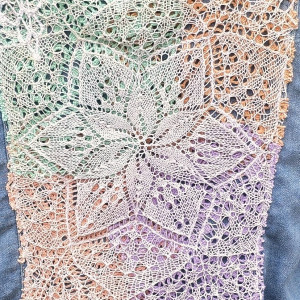 Kurtka jeansowa w stylu boho z aplikacjami z koronki