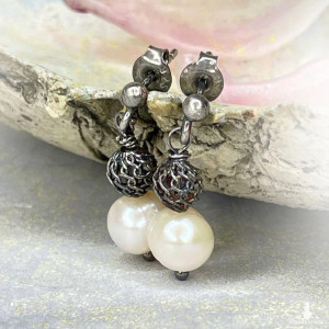 Perłowe kolczyki z oksydowanego srebra a1161