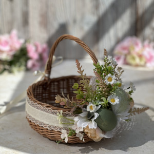 Koszyk na Wielkanoc, wiklinowy koszyczek z zielonymi pisankami
