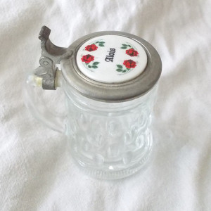 vintage kufelek z klapką, mały kufelek z przykrywką, retro kufelek, vintage kieliszek, niemiecki kieliszek, niemiecki kufelek Alois, vintage szkło, vintage sprzęty, retro akcesoria gadżety