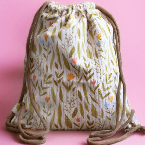 Jasny duży workoplecak z grubego sztruksu w kwiaty