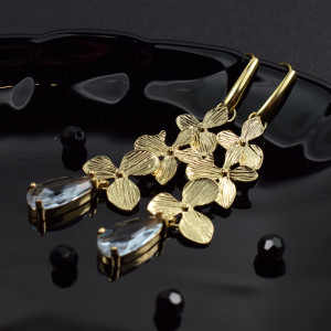 Długie, eleganckie kolczyki z lawendowym kryształem