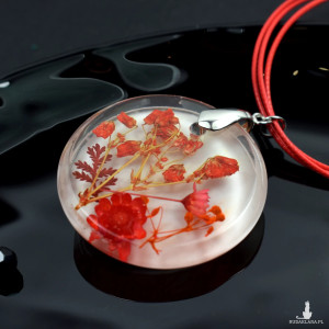 Duży naszyjnik z czerwonymi kwiatami w żywicy