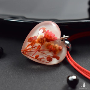 Unikatowy naszyjnik serce z kwiatami w żywicy