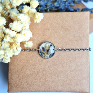 Bransoletka z żywicy z suszonymi kwiatami lawendy na białym tle srebrna