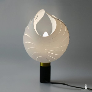 Lampka nocna ze śnieżnobiałym wodoodpornym abażurem