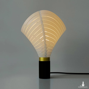 Lampka nocna ze śnieżnobiałym wodoodpornym abażurem