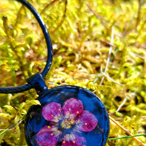 Naszyjnik z zawieszką z żywicy I kwiatem