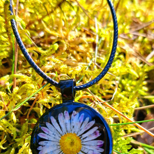 Naszyjnik z wisiorkiem z żywicy I stokrotką