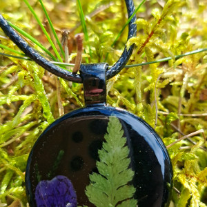 Naszyjnik z wisiorkiem z żywicy, paprotką