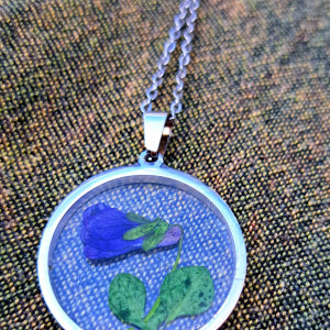 Naszyjnik z żywicy, z fiołkiem